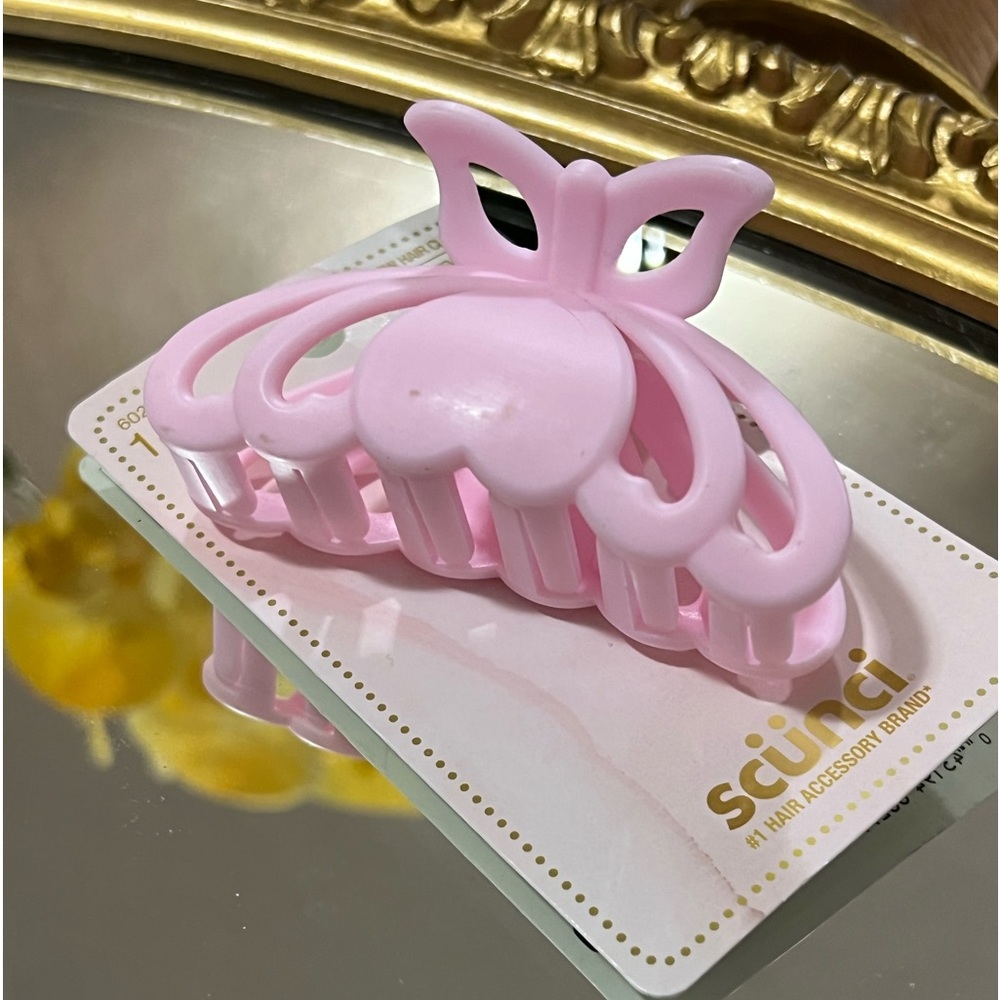 New Scunci brand butterfly hair claw clip soft pink Y2K 90s 2000s hair style